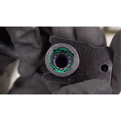 Jeu de d&eacute;connecteurs pour conduite d'essence et Def Nia-Chem Ltd.