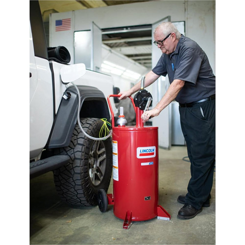 Chariot &agrave; carburant en acier de 25 gallons avec pompe rotative bidirectionnelle et filtre Nia-Chem Ltd.