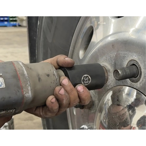 Jeu de douilles hexagonales et h&eacute;licoidales pour &eacute;crous de roue de camion Nia-Chem Ltd.