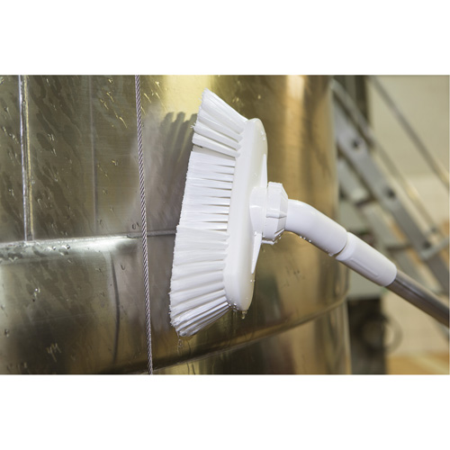 Brosse de lavage aliment&eacute;e en eau et &agrave; angle r&eacute;glable, Soies Doux, Longueur de 9-1/4", Vert Nia-Chem Ltd.