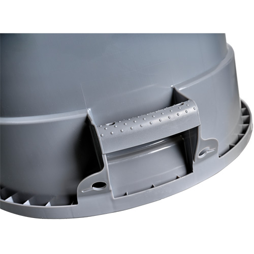 Contenant gris Titan pour d&eacute;chets, Plastique, 32 gal. US Nia-Chem Ltd.
