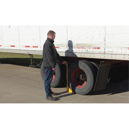 Cale de roue avec poign&eacute;e ergonomique, Acier, Jaune, 8" la x 10-3/4" p x 9-1/8" h Nia-Chem Ltd.