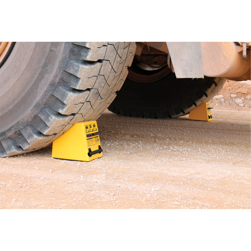 Cale de roue ultra-robuste pour l'exploitation mini&egrave;re Checkers Safety, PEHD, Jaune, 14-1/2" la x 17-1/2" p x 16" h Nia-Chem Ltd.