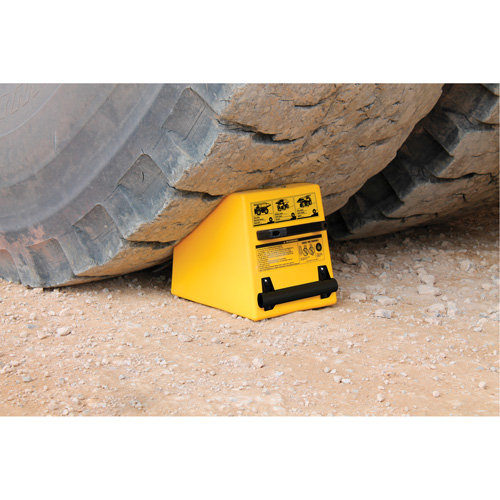 Cale de roue ultra-robuste pour l'exploitation mini&egrave;re Checkers Safety, PEHD, Jaune, 14-1/2" la x 17-1/2" p x 16" h Nia-Chem Ltd.