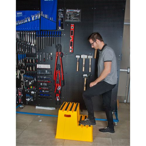 Escabeau industriel, 2 marches, 26" x 22-7/16" x Hauteur 19-11/16" Nia-Chem Ltd.