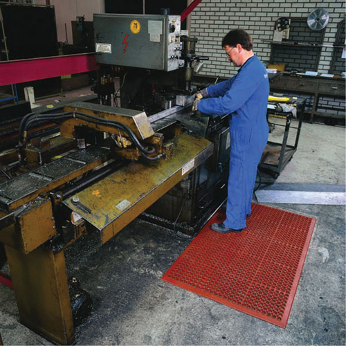 Competitor Series Mats, Slotted, 3' x 5' x 7/8", Orange, Natural Rubber Nia-Chem Ltd.