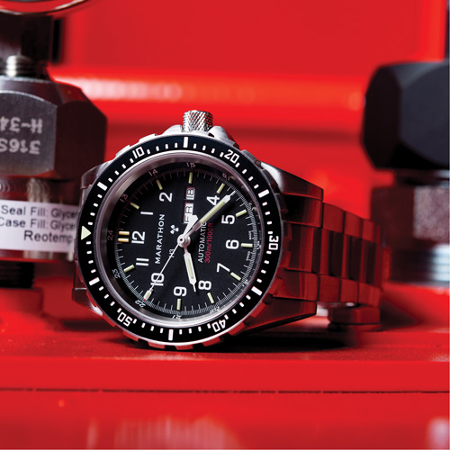 Tr&egrave;s grande montre automatique avec jour/date avec bracelet en acier inoxydable, Num&eacute;rique, &agrave; piles, 46 mm, Argent Nia-Chem Ltd.