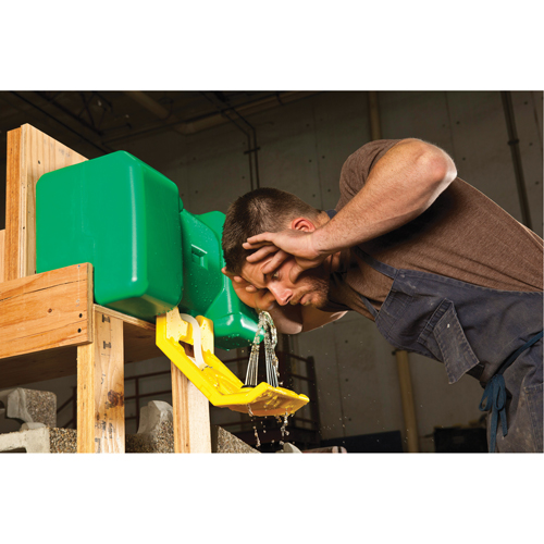 Poste de douche oculaire, Aliment&eacute; par gravit&eacute;, Capacit&eacute; 9 gal., Conformit&eacute; ANSI Z358.1 Nia-Chem Ltd.
