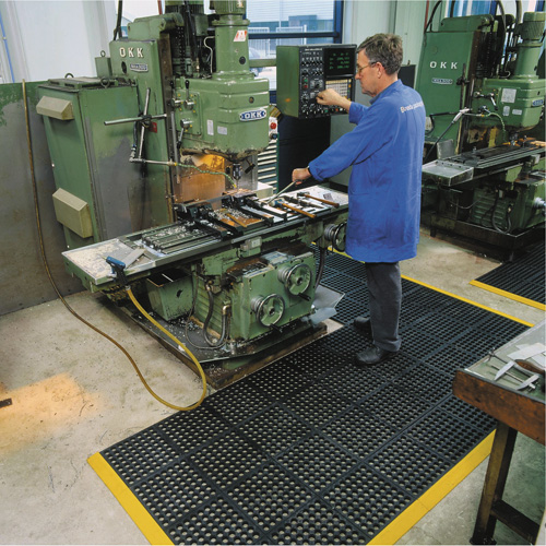 Tapis antifatigue &agrave; imbrication Cushion-Ease 550, &agrave; fentes, 3' x 3' x 3/4", Noir, Caoutchouc Nia-Chem Ltd.