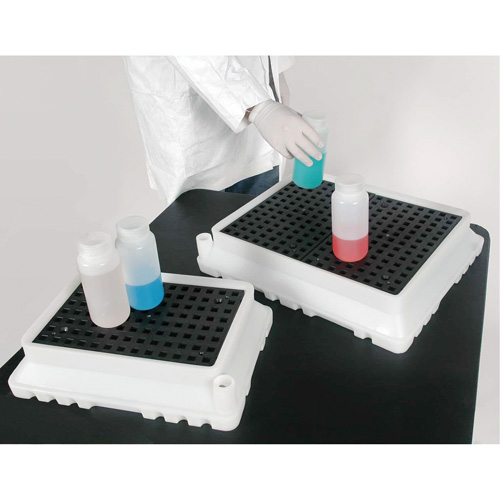 P4 Ultra-Spill Tray, 17" lo x 21" la x 4" h, Cap. de d&eacute;versement 2,9 gal. US Nia-Chem Ltd.