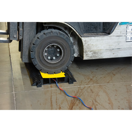 Protecteur de c&acirc;bles en polyur&eacute;thane, 3 canaux, 35,43" lo x 19,69" la x 3" h Nia-Chem Ltd.