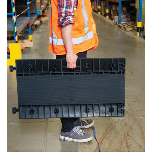 Protecteur de c&acirc;bles en polyur&eacute;thane, 3 canaux, 35,43" lo x 19,69" la x 3" h Nia-Chem Ltd.