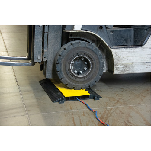 Protecteur de c&acirc;bles en polyur&eacute;thane, 5 canaux, 35,43" lo x 19,69" la x 2" h Nia-Chem Ltd.