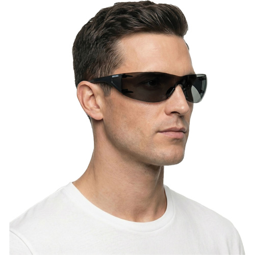 Lunettes de s&eacute;curit&eacute; Adapt Lite, Lentille Fum&eacute;e, Antibu&eacute;e/Anti-&eacute;gratignures, ANSI Z87+/R&eacute;pond ou surpasse la norme CSA Z94.3 Nia-Chem Ltd.