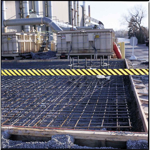 Ruban pour barricade, Anglais, 3" la x 200' lo, 3 mils, Noir sur jaune Nia-Chem Ltd.