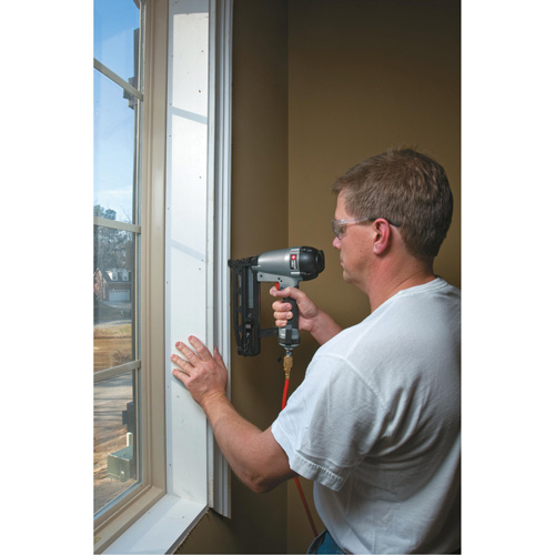 Ensemble de cloueuse de finition Nia-Chem Ltd.