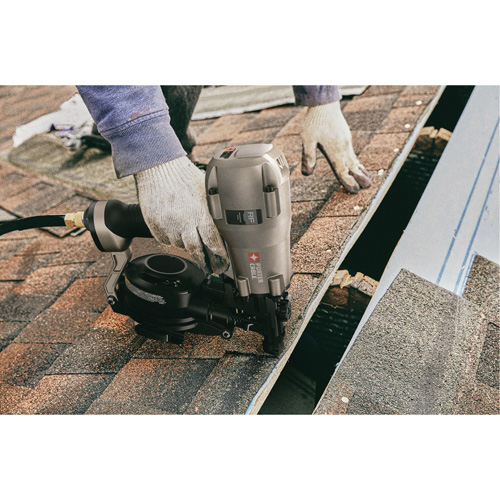 Cloueuse pneumatique &agrave; rouleau 15° pour toiture Nia-Chem Ltd.