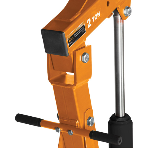 Grue escamotable pour moteur — Strongarm Nia-Chem Ltd.