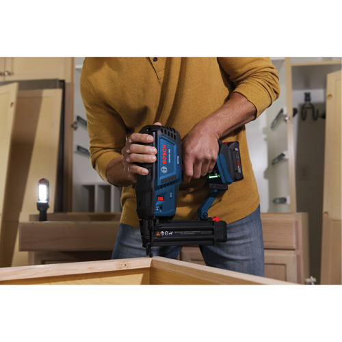 Brushless 18-Gauge Brad Nailer Kit with Standard Power Battery, 18 V, Lithium-Ion Nia-Chem Ltd.