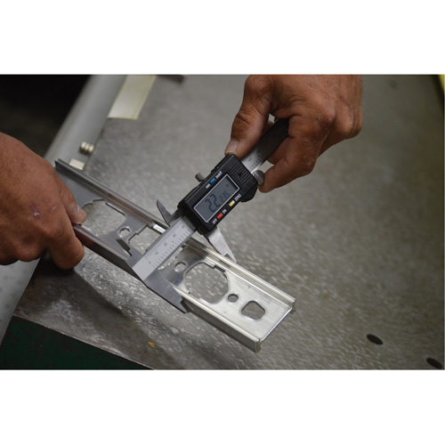 Pied &agrave; coulisse num&eacute;rique, R&eacute;solution de 0,0005" (0,01 mm), 0" - 6" (0 mm - 150 mm) gamme de mesure Nia-Chem Ltd.