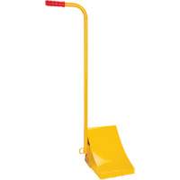 Cale de roue pour la glace avec poign&eacute;e ergonomique, Acier, Jaune, 8-1/16" la x 10-5/8" p x 8-13/16" h Nia-Chem Ltd.