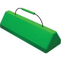 Cale de roue pour avion Checkers Safety SafeRay avec poign&eacute;e &agrave; c&acirc;ble, Ur&eacute;thane, Vert fluorescent, 24" la x 8" p x 6" h Nia-Chem Ltd.