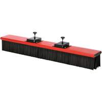 Balai-brosse mont&eacute; sur chariot &agrave; fourches Nia-Chem Ltd.