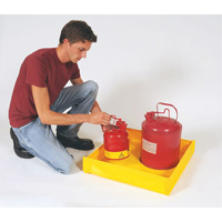 Flexible Ultra-Utility Tray, 12" lo x 12" la x 4,8" h, Cap. de d&eacute;versement 1,5 gal. US Nia-Chem Ltd.