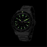 Tr&egrave;s grande montre automatique avec jour/date avec bracelet en acier inoxydable, Num&eacute;rique, &agrave; piles, 46 mm, Argent Nia-Chem Ltd.