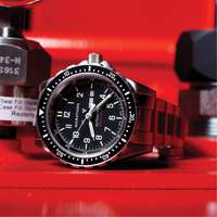 Tr&egrave;s grande montre automatique avec jour/date avec bracelet en acier inoxydable, Num&eacute;rique, &agrave; piles, 46 mm, Argent Nia-Chem Ltd.