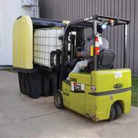 Palette anti-d&eacute;versement jaune &agrave; couvercle rigide roulant, 65" lo x 65" la x 101" h, Capacit&eacute; de charge 5000 lb Nia-Chem Ltd.