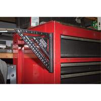 &eacute;querre de charpentier magn&eacute;tique grav&eacute;e au laser Johnny Square&reg; de 7 po Nia-Chem Ltd.
